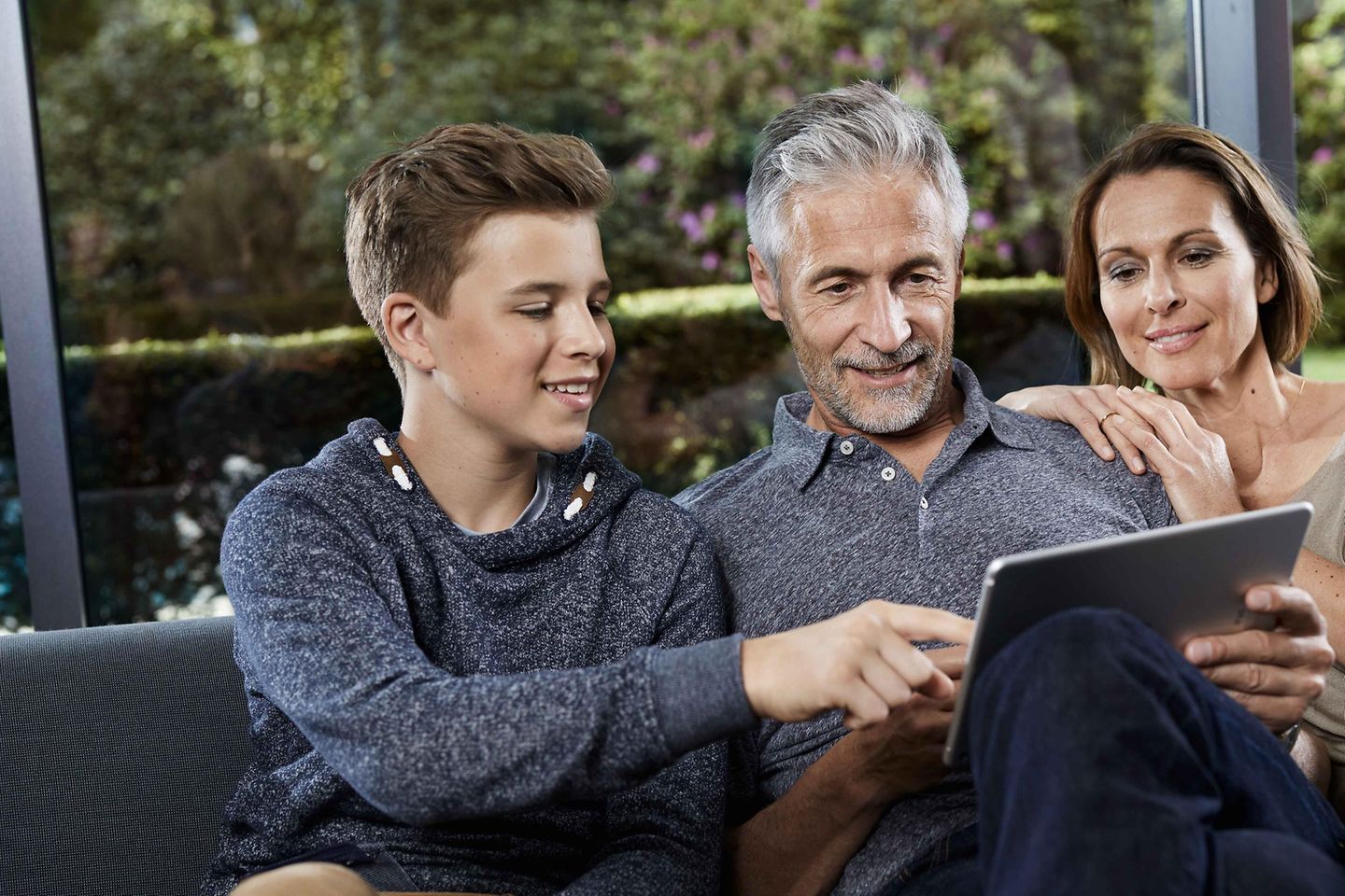 familie_mit_tablet familie_mit_tablet