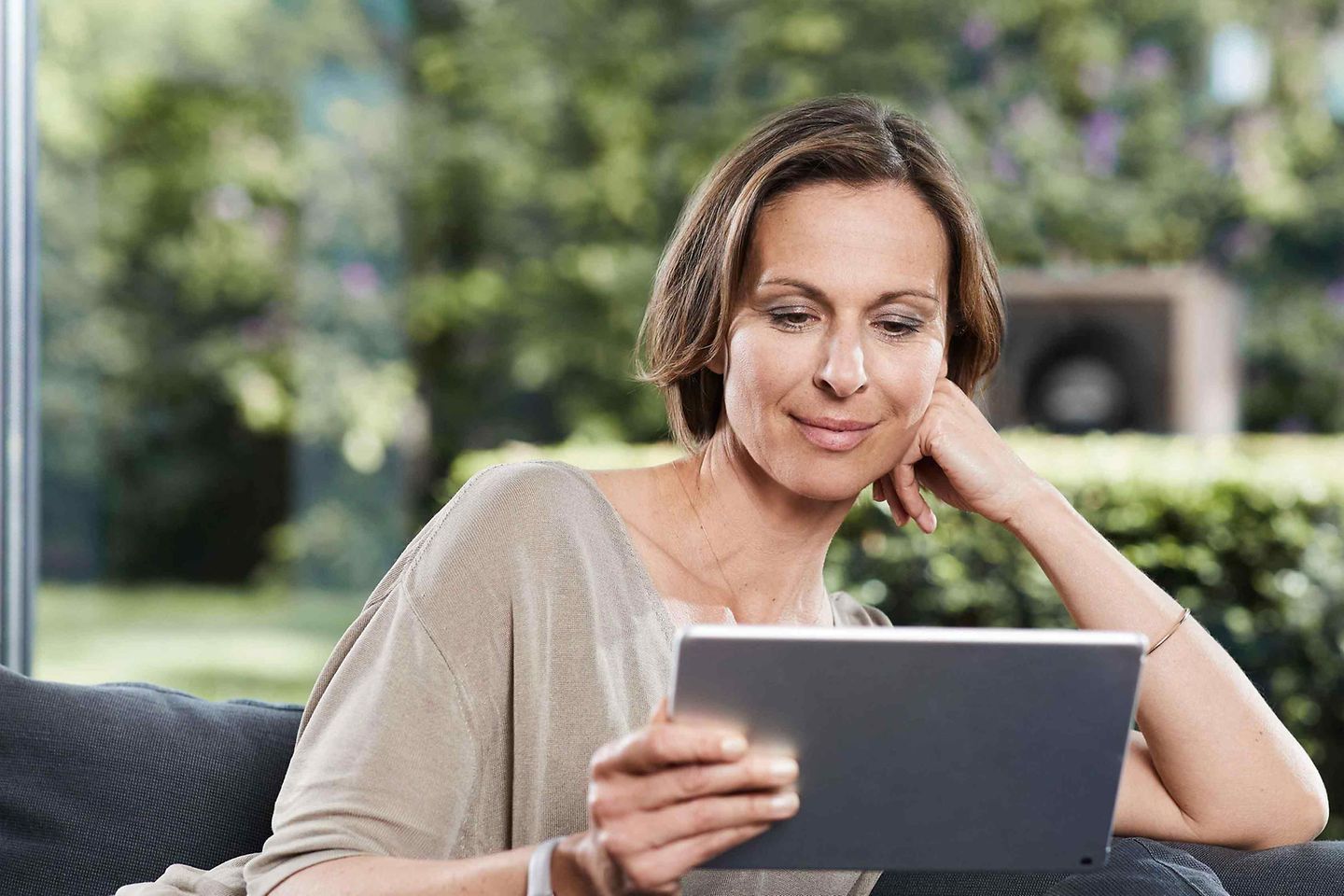 frau_tablet_waermepumpe frau_tablet_waermepumpe