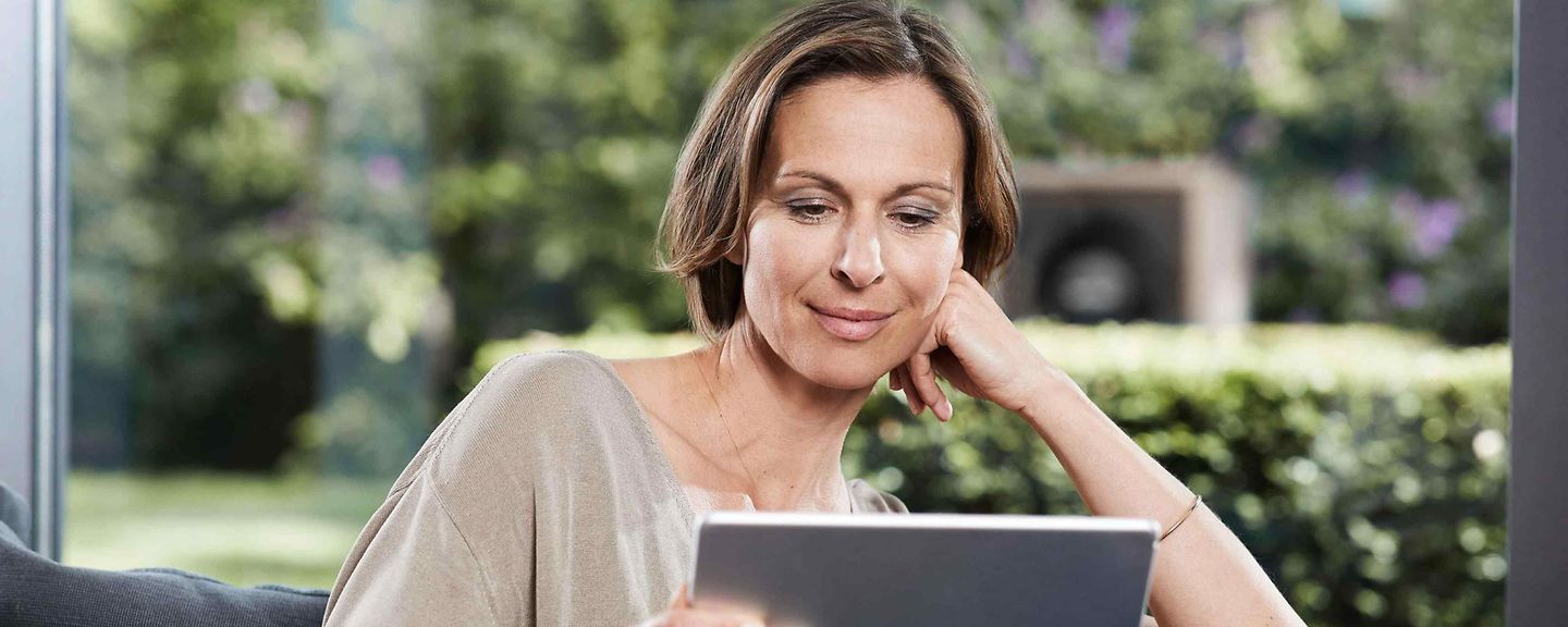 frau_tablet_waermepumpe frau_tablet_waermepumpe