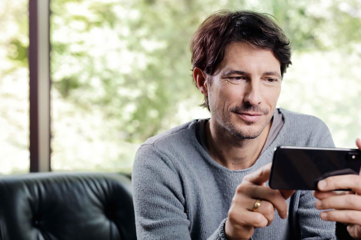 mann_mit_smartphone mann_mit_smartphone