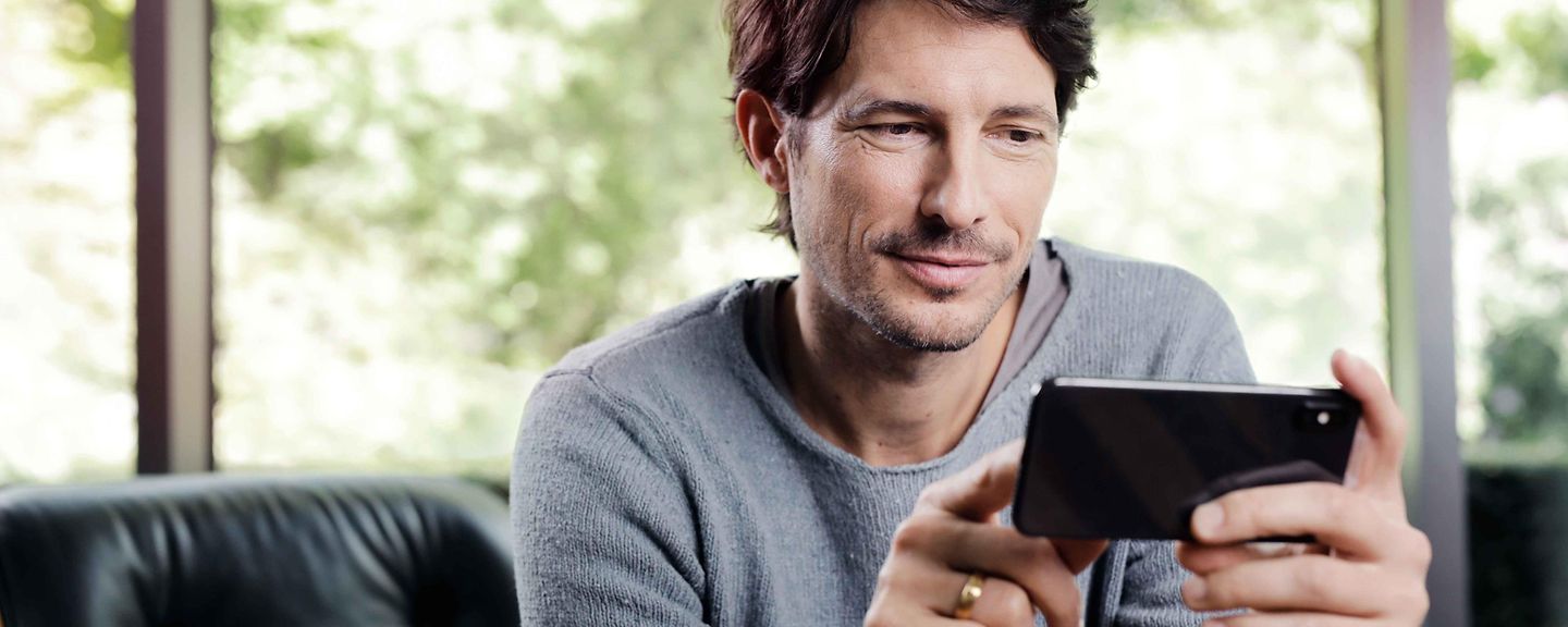 mann_mit_smartphone mann_mit_smartphone