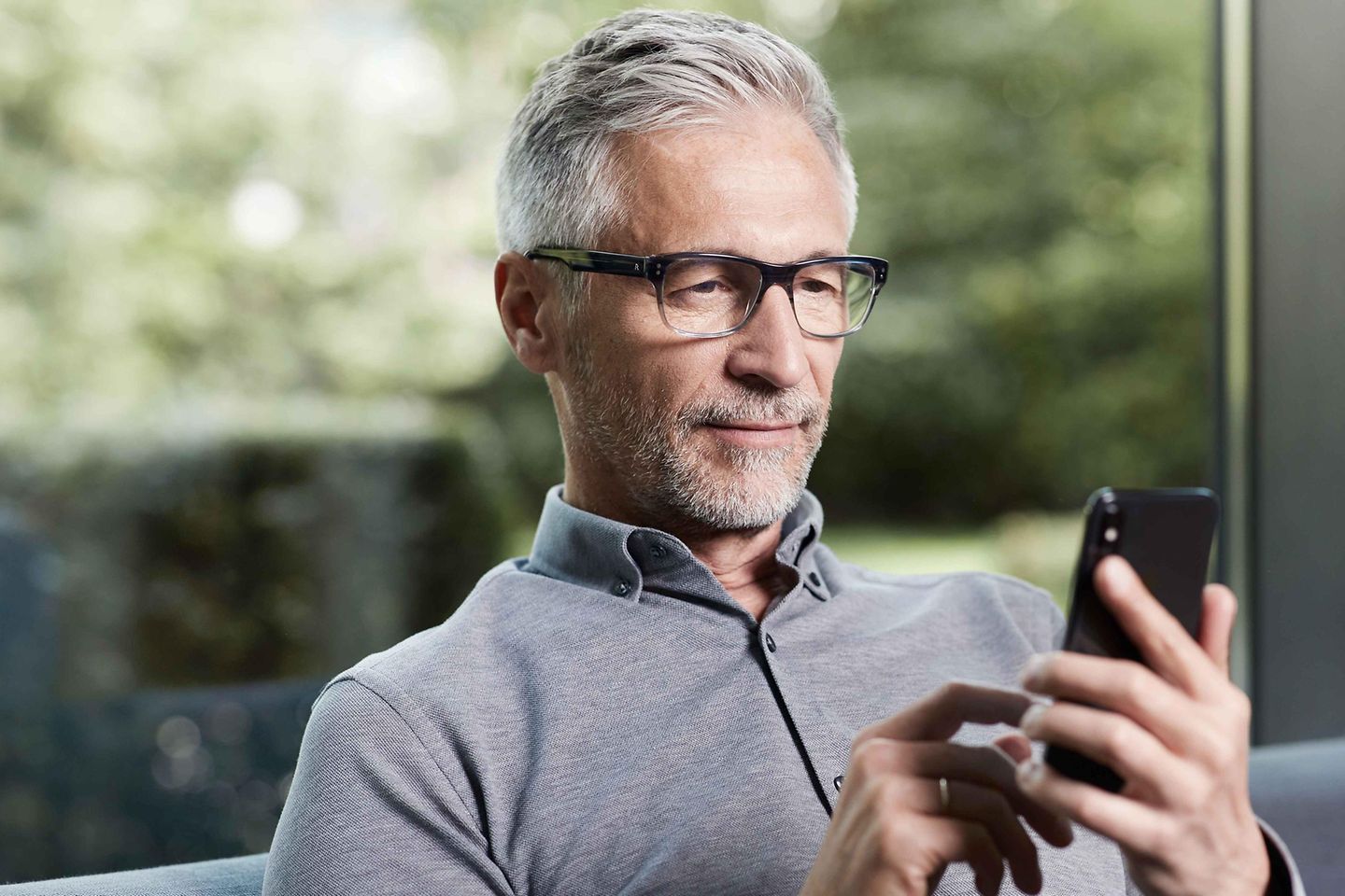 mann_smartphone_couch mann_smartphone_couch