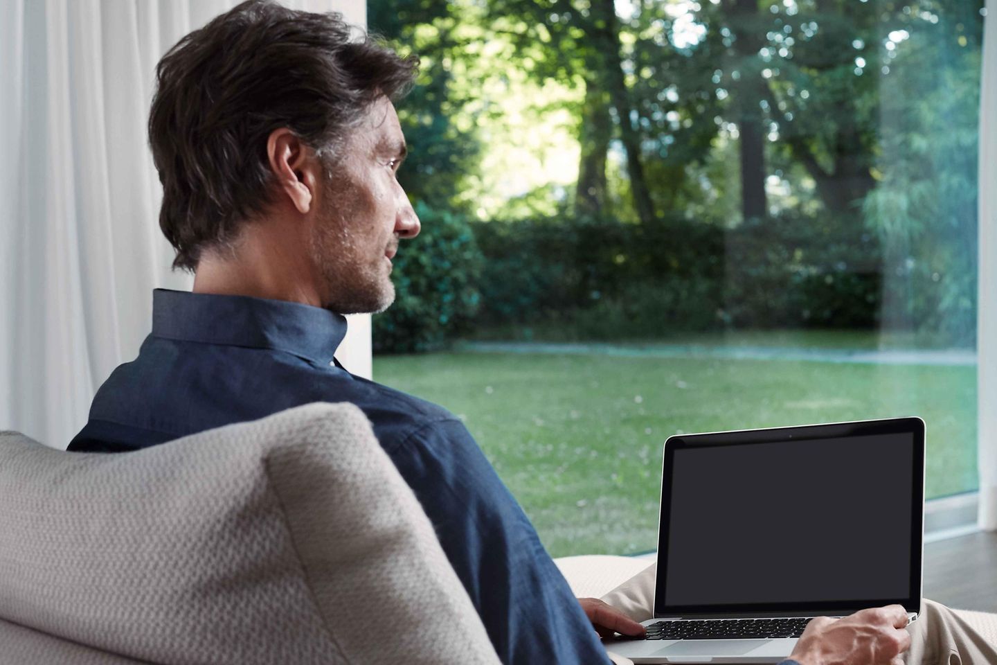 mann_arbeitet_an_laptop mann_arbeitet_an_laptop