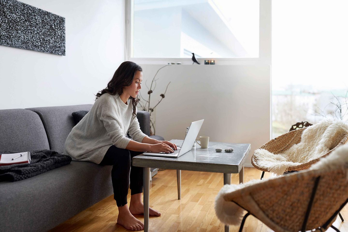 frau_arbeitet_an_laptop frau_arbeitet_an_laptop