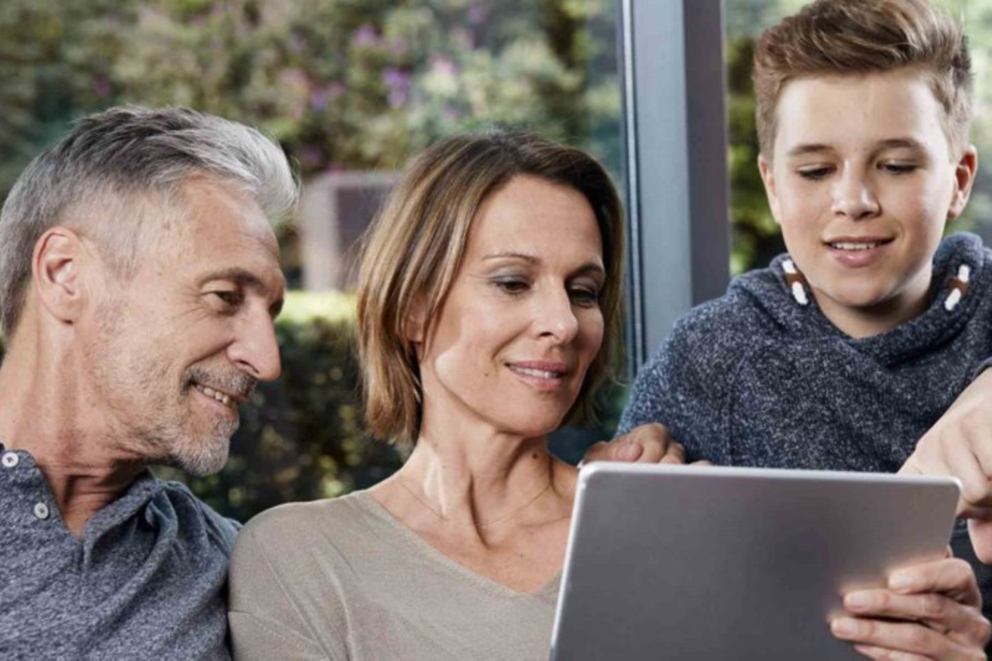 familie_sofa_tablet-3