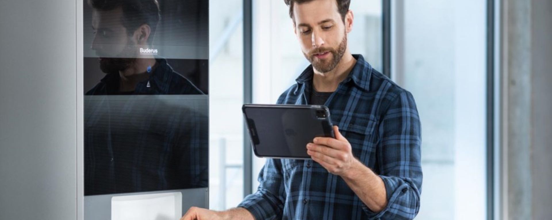 mann_mit_tablet_und_produkt