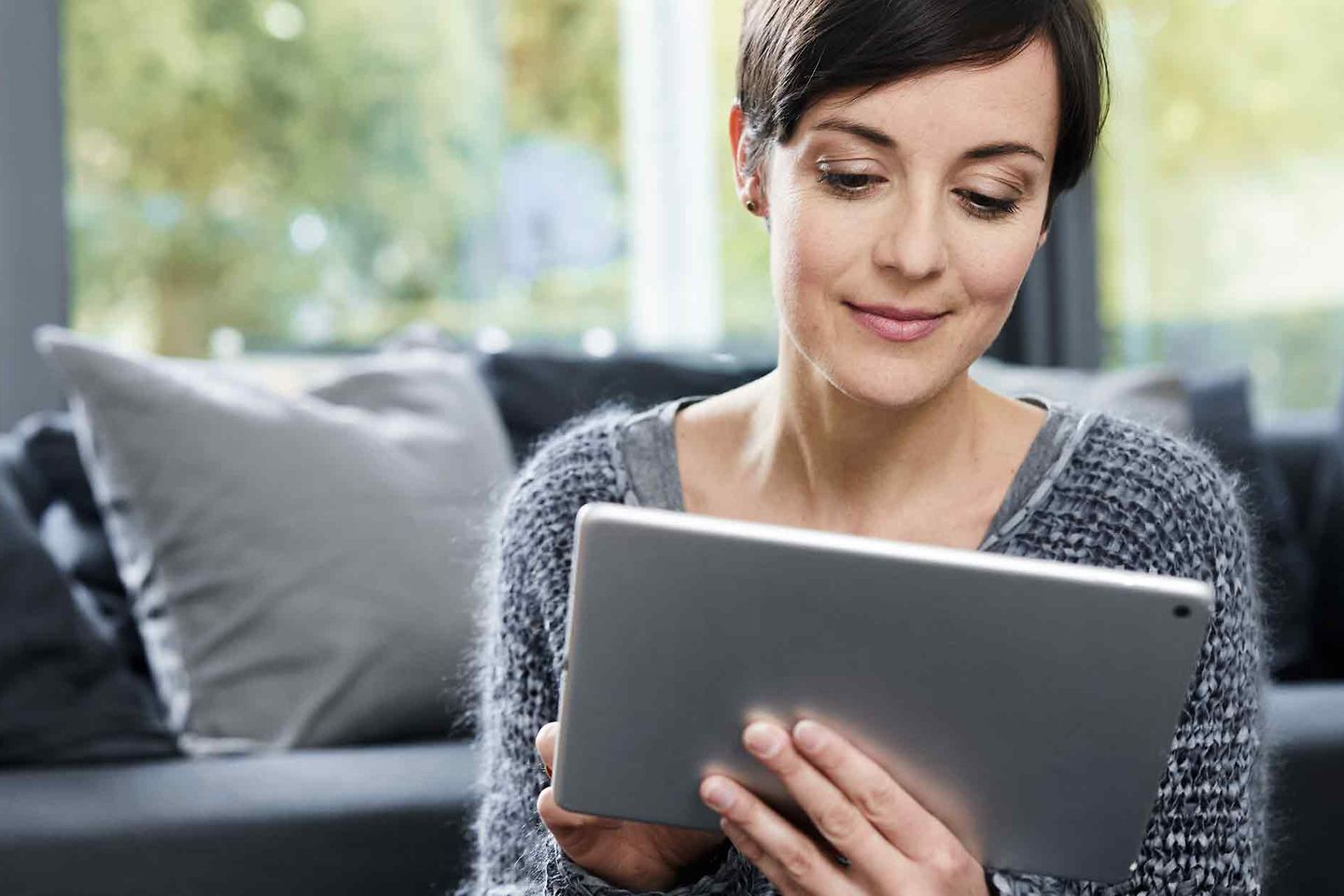 frau_vor_tablet frau_vor_tablet