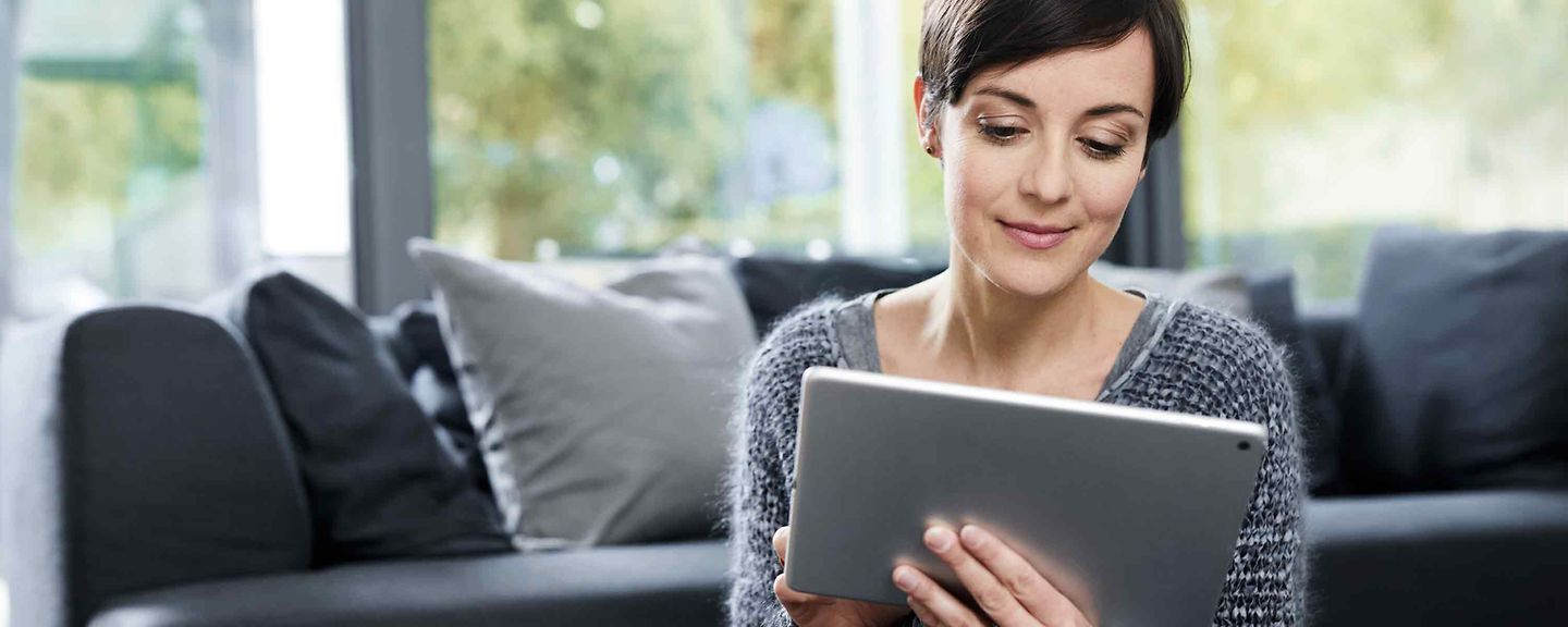 frau_vor_tablet frau_vor_tablet