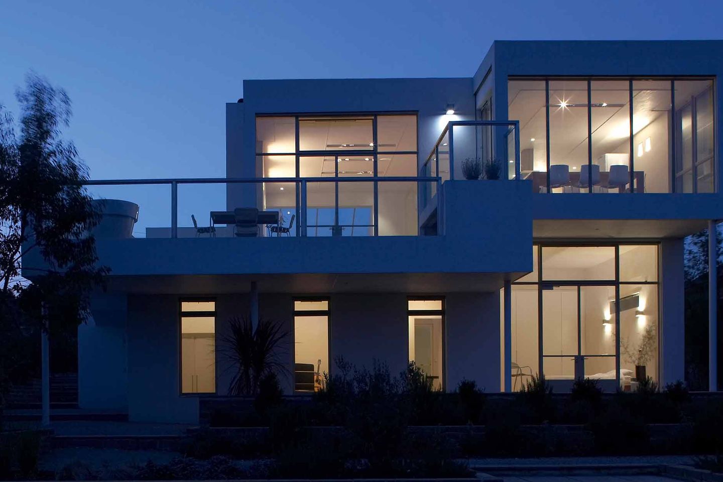 beleuchtetes_haus_bei_nacht