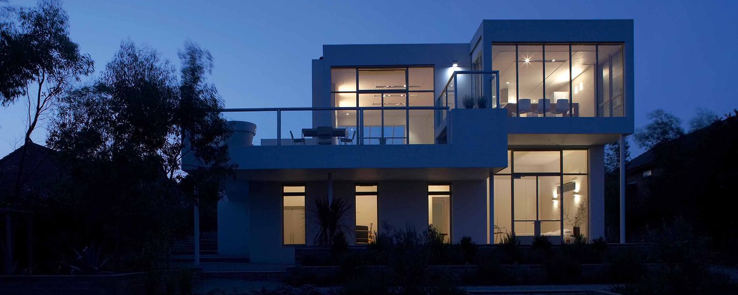 beleuchtetes_haus_bei_nacht beleuchtetes_haus_bei_nacht