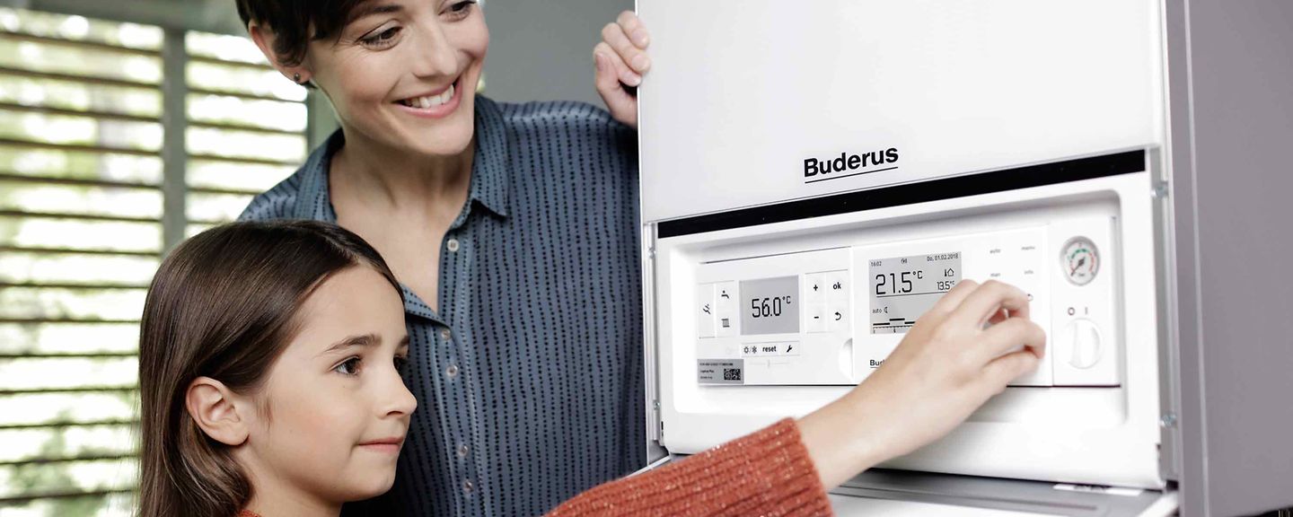 mutter_und_kind_bedienen_gasheizung mutter_und_kind_bedienen_gasheizung