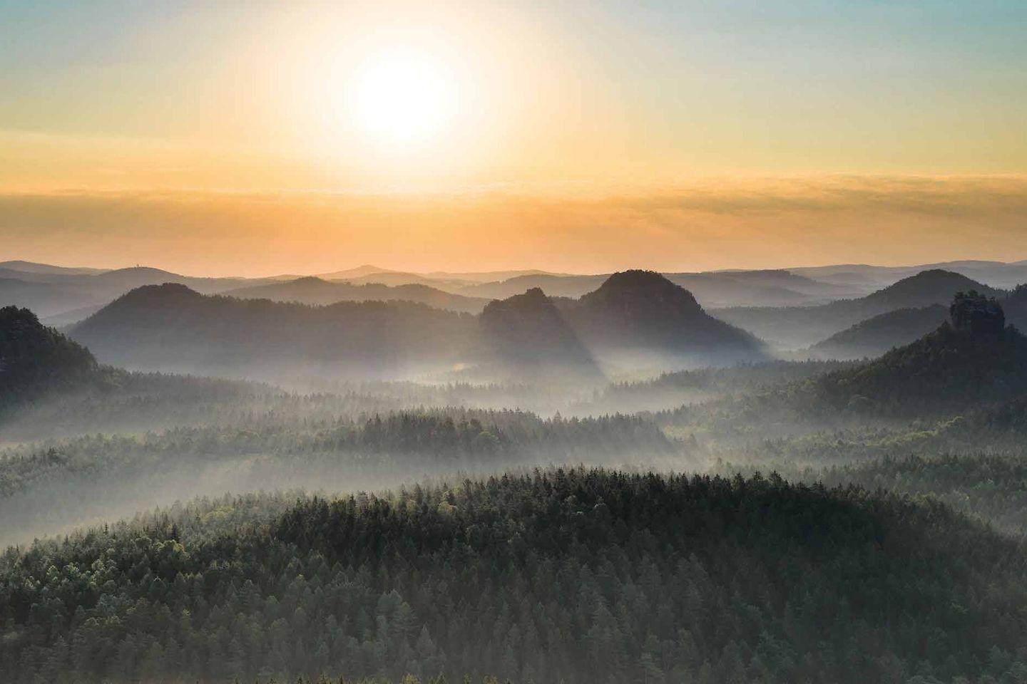 sonne_ueber_berglandschaft