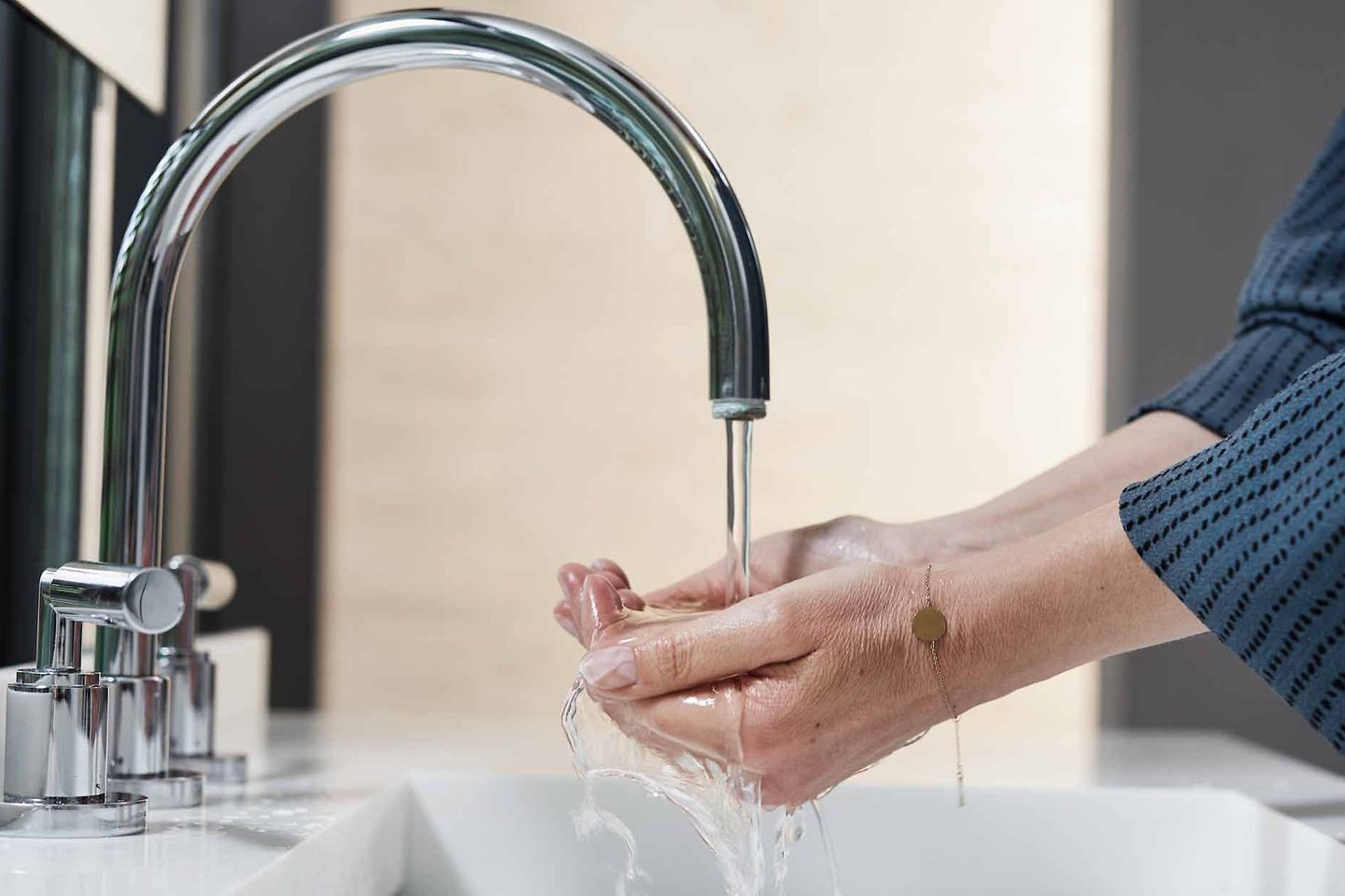 person_beim_haende_waschen person_beim_haende_waschen