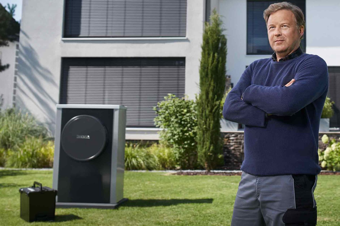 installateur_steht_vor_waermepumpe