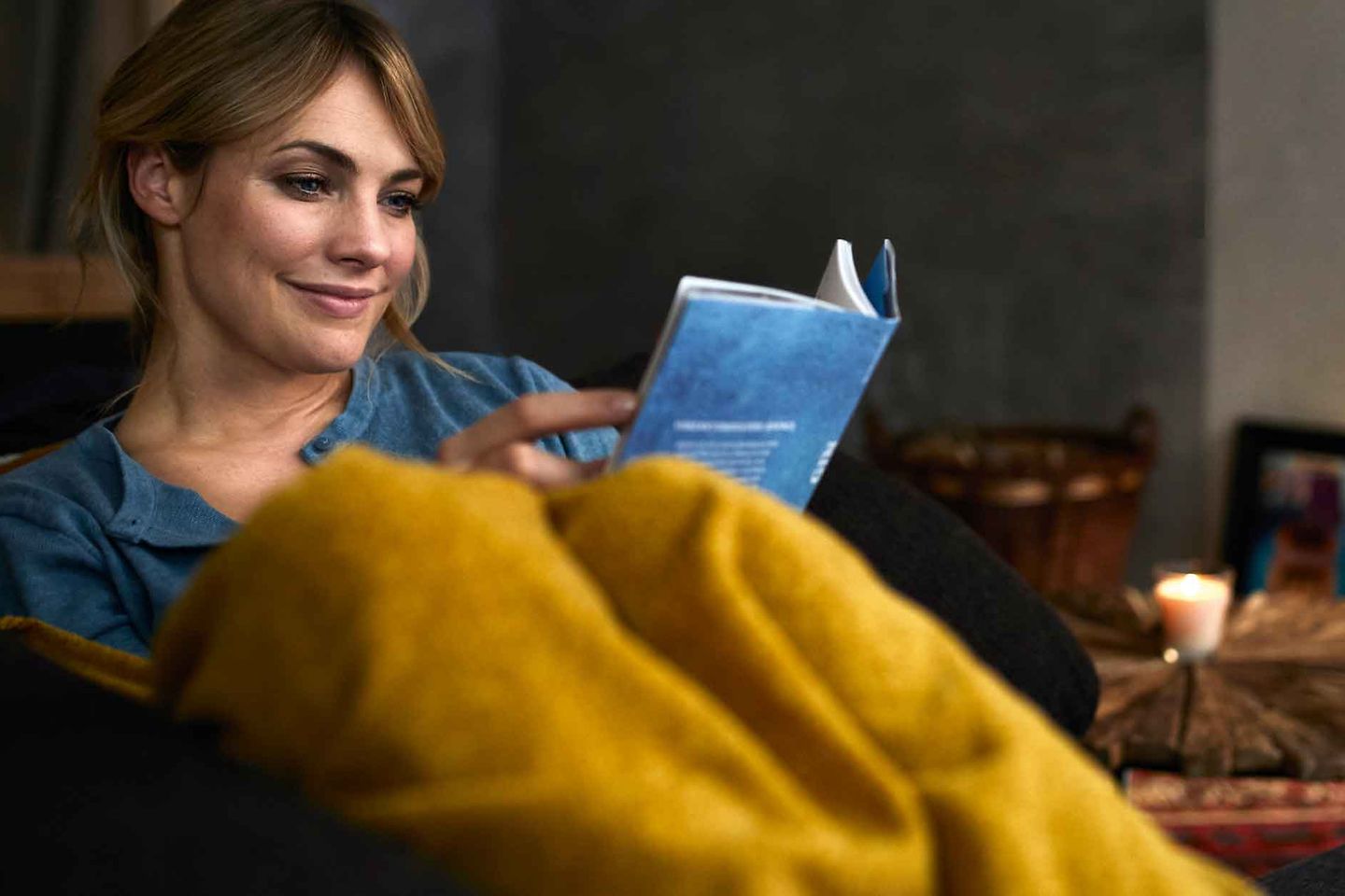 frau_auf_couch